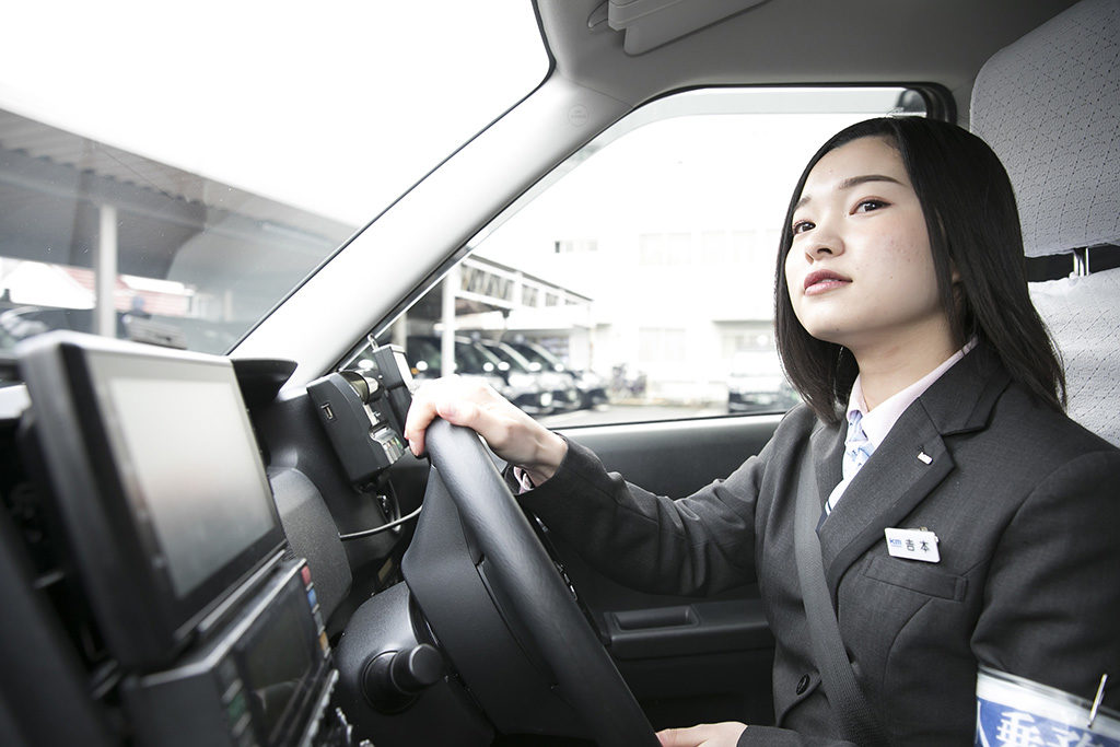 夢を追いながらタクシードライバーとして働く 新卒女性ドライバーの奮闘記 Kmvoice 社員の声 国際自動車株式会社