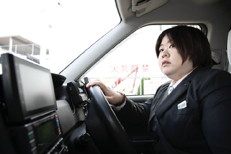 新卒入社で活躍する女性タクシードライバーに聞く 将来は決めない という選択に込められた極意とは Kmvoice 社員の声 国際自動車株式会社