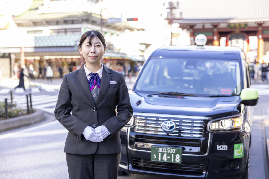 本当に働くと思ってなかった」？！新卒入社・女性タクシードライバー影山さんが国際自動車（kmタクシー）と出会うまで | kmVOICE（社員の声） -  国際自動車株式会社